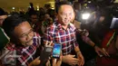 Pasangan Ahok dan Djarot dimintai keterangan oleh awak media saat meninggalkan lokasi acara rapat pleno terbuka Jakarta, Sabtu (4/3). Ahok - Djarot kesal karena acara itu berjalan tak sesuai jadwal yang sudah ditentukan. (Liputan6.com/Angga Yuniar)