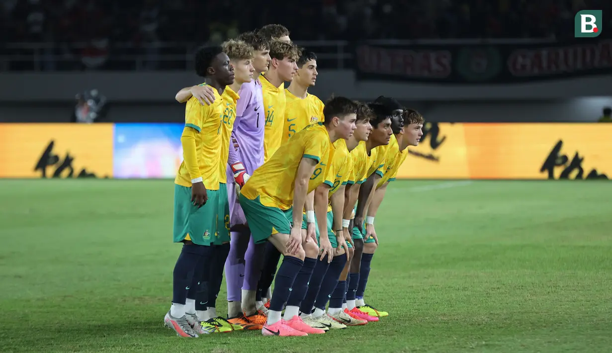 <p>Para pemain starting XI Timnas Australia U-16 berfoto bersama jelang menghadapi Timnas Indonesia U-16 pada laga semifinal Piala AFF U-16 2024 di Stadion Manahan, Solo, Senin (1/7/2024). (Bola.com/Abdul Aziz)</p>