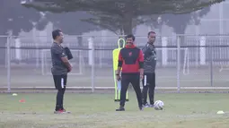 Pelatih kepala Timnas Indonesia U-20, Indra Sjafri (tengah) didampingi dua asistennya, Bima Sakti (kiri) dan Eko Purjianto saat memimpin sesi latihan terakhir di Lapangan ABC, Kompleks Gelora Bung Karno (GBK), Senayan, Jakarta, Jumat (24/5/2024) pagi, menjelang keberangkatan ke Italia untuk pemusatan latihan (TC) di Como dan selanjutnya mengikuti Toulon Tournament 2024 di Prancis. (Bola.com/Abdul Aziz)