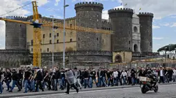 Sebelumnya, sekitar 400 suporter Eintracht Frankfurt tanpa tiket tiba di Naples dengan kereta api di Salerno. (Alessandro Garofalo/LaPresse via AP)