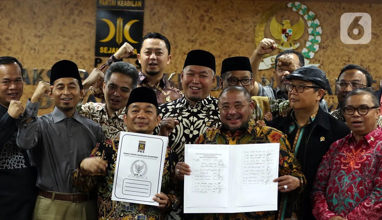 Ketua Fraksi PKS Jazuli Juwaini (kedua kiri) bersama anggota Fraksi PKS DPR menunjukan surat usulan Pansus Jiwasraya di Kompleks Parlemen, Senayan, Rabu (15/1/2020). PKS menandatangani usulan dukungan pembentukan panitia khusus (pansus) untuk membongkar kasus Jiwasraya. (Liputan6.com/Johan Tallo)