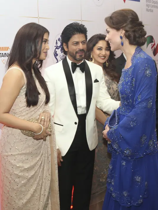 Duchess of Cambridge, Kate Middleton berbincang dengan bintang Bollywood, Shahrukh Khan dan Aishwarya Rai ketika menghadiri acara amal di Taj Palace Hotel, Mumbai, India, Minggu (10/4). (REUTERS/Rafiq Maqbool/Pool)