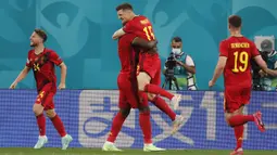 Masuknya Thomas Meunier (tengah), malah berhasil menggandakan keunggulan Belgia di menit ke-34. Meunier sukses menyelesaikan bola rebound hasil umpan potong Thorgan Hazard yang di halau oleh Shunin. Keunggulan Belgia bertahan hingga babak pertama pertandingan usai. (Foto: AP/Pool/Anatoly Maltsev)