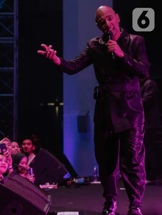 Penyanyi Marcell saat tampil dalam konser yang bertajuk 'rindu kamu yang dulu' di The Pallas SCBD, Jakarta, Jumat (14/2/2020). Dalam penampilannya, Marcell membawakan 10 lagu seperti Satu Mimpiku, Jangan Pernah Berubah, dan Hanya Memuji. (Liputan6.com/Faizal Fanani)