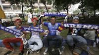 Kelompok suporter Aremania dan Bobotoh bersatu dengan damai saat mendukung timnya berlaga pada final Torabika Bhayangkara Cup 2016 di Stadion Utama Gelora Bung Karno, Jakarta, Minggu (3/4/2016). (Bola.com/Nicklas Hanoatubun)