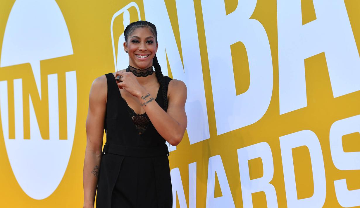 Pebasket Los Angeles Sparks, Candace Parker, berpose saat melintasi karpet merah NBA Awards 2017 di Basketball City, New York, Senin, (26/6/2017). (NBAE via Getty Images/Jesse D Garrabrant)