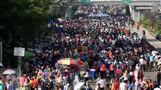 Sejumlah orang memadati kawasan Sudirman saat Car Free Day, Jakarta, Minggu (30/4). Warga memanfaatkan liburan panjang dengan mengunjungi CFD bersama keluarga atau teman. (Liputan6.com/Johan Tallo)