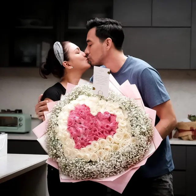 6 Potret Darius Sinathrya dan Donna Agnesia Rayakan Anniversary, Sederhana