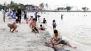 Sejak siang hingga sore hari, area pantai Lagoon di Taman Impian Jaya Ancol dipadati pengunjung dari berbagai daerah. (Liputan6.com/Herman Zakharia)