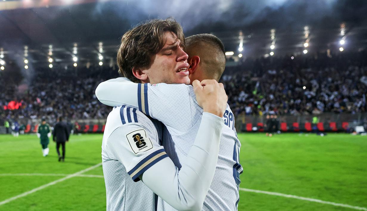 Pemain Italia, Marco Palestra, tak kuasa menahan tangis setelah ditaklukkan Bosnia dan Herzegovina laga final play-off kualifikasi Piala Dunia 2026 zona Eropa di Stadion Bilino Polje, Zenica, Rabu 1 April 2026 dini hari WIB. (AP Photo/Armin Durgut)