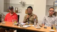 Regional CEO Bank Mandiri Region XI Wilayah Bali & Nusa Tenggara Winardi Legowo  (tengah) saat acara buka bersama wartawan di Denpasar, Rabu (27/3/2024)