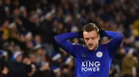 Striker Leicester, Jamie Vardy, tampak kecewa usai ditahan imbang Norwich pada laga Premier League di Stadion King Power, Leicester, Sabtu (14/12). Kedua klub bermain imbang 1-1. (AFP/Oli Scarff)