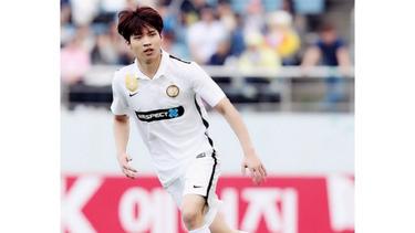 Ganteng Dan Keren 7 Idol K Pop Ini Hobi Bermain Sepak Bola News Entertainment Fimela Com