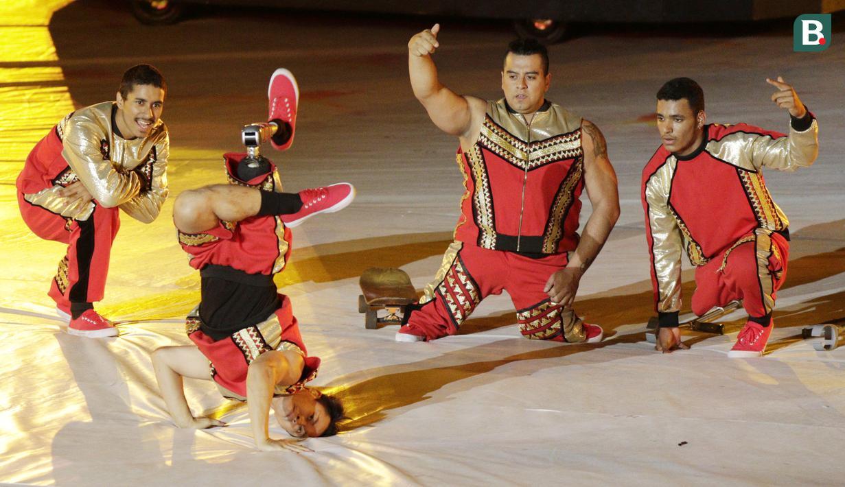 Empat orang penyandang disabilitas beraksi saat pembukaan Asian Para Games di SUGBK, Jakarta, Sabtu (06/10/2018). Pembukaan dimeriahkan aksi para penyandang disabilitas. (Bola.com/M Iqbal Ichsan)