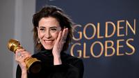 Aktris Brasil Fernanda Torres raih Golden Globe Awards 2025 mengalahkan Angelina Jolie, Nicole Kidman, Pamela Anderson, Kate Winslet, hingga Tilda Swinton.  (Robyn Beck / AFP)