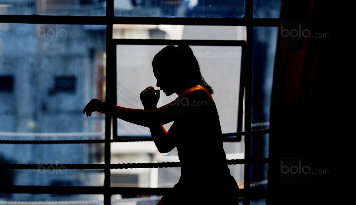 Jihane Almira mengawali karirnya dalam dunia model dengan menjadi covergirl majalah Aneka, bahkan sempat menjadi salah satu finaslis Gadis Sampul pada tahun 2014.(Bola.com/M Iqbal Ichsan)