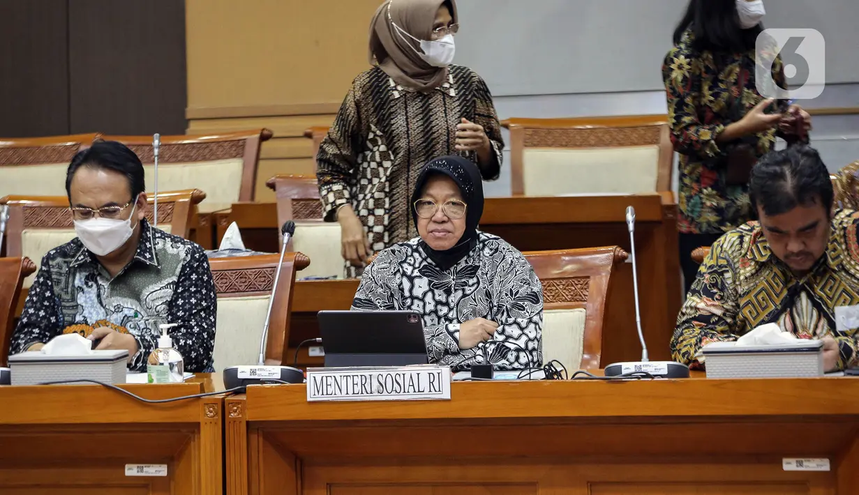 Dalam rapat tersebut, Risma mengaku khawatir dengan anggaran bantuan sosial (bansos) bencana untuk tahun 2023 yang hanya Rp 50 miliar. (Liputan6.com/Faizal Fanani)
