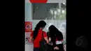 Sejumlah calon penumpang mendatangi tempat penjualan tiket pesawat AirAsia di Terminal 2 Bandara Juanda, Surabaya, Sabtu (3/1/2015). Kementerian Perhubungan membekukan sementara rute penerbangan AirAsia Surabaya-Singapura. (Liputan6.com/Johan Tallo)