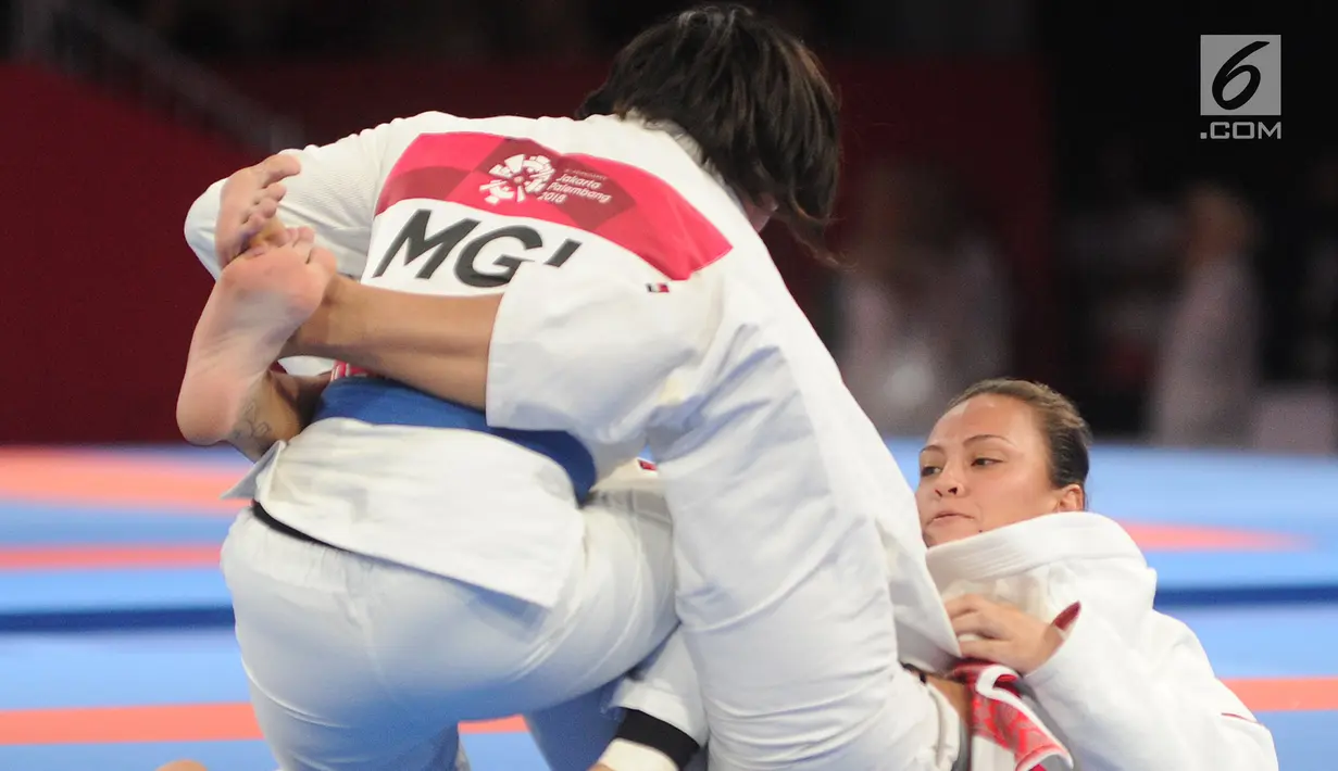 Atlet Jujitsu putri Indonesia Simone Julia mengunci Tsogkhuu Udval dari Mongolia saat bertanding pada nomor final putri 62 kg Asian Games 2018, Jakarta, Sabtu (25/8). Simone gagal mempersembahkan medali perunggu. (Merdeka.com/Arie Basuki)