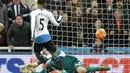 Pemain Newcastle United, Georginio Wijnaldum, saat mencetak gol ke gawang Liverpool dalam lanjutan Liga Inggris di Stadion St James' Park, Newcastle, Minggu (6/12/2015). (AFP/Oli Scarff)