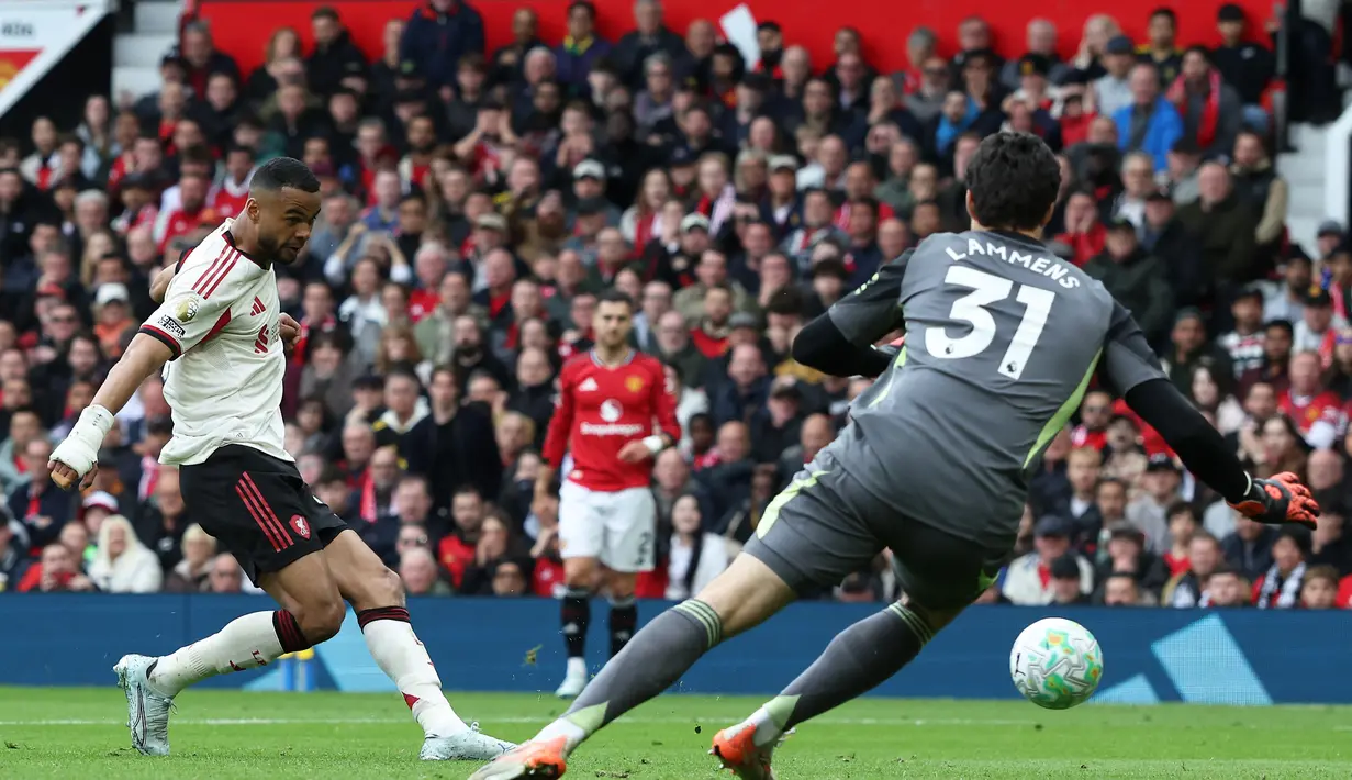 Sadar butuh gol cepat, Liverpool langsung tancap gas pada awal babak kedua. Hasilnya hingga menit ke-56 Liverpool berhasil menyamakan kedudukan lewat gol Dominik Szoboszlai dan Cody Gakpo. (AFP/Darren Staples)