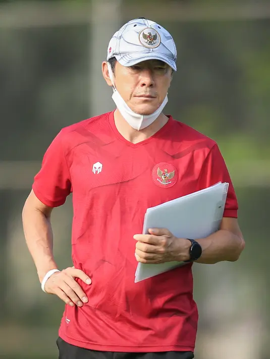 Pelatih Timnas Indonesia, Shin Tae-yong terlihat selalu mengubah formasinya selama babak penyisihan grup B Piala AFF 2020. Namun, ada beberapa pemain yang selalu menjadi pilihan utama pelatih asal Korea Selatan tersebut. Berikut 5 pemain kepercayaan Shin Tae-yong. (Bola.com/Bagaskara Lazuardi)