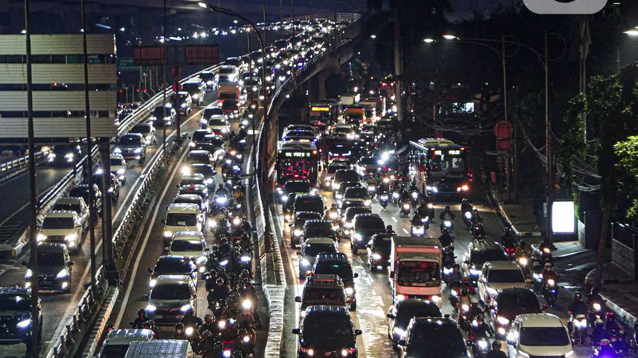 FOTO: Pegawai WFO, Jalanan Ibu Kota Kembali Macet
