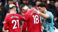 Pemain Manchester United, Antony dan pemain Soouthampton, Che Adams, berusaha menenangkan Casemiro setelah menerima kartu merah saat pertandingan melawan Southampton pada laga Liga Inggris di Stadion Old Trafford, Minggu (12/3/2023). (AFP/Darren Staples)