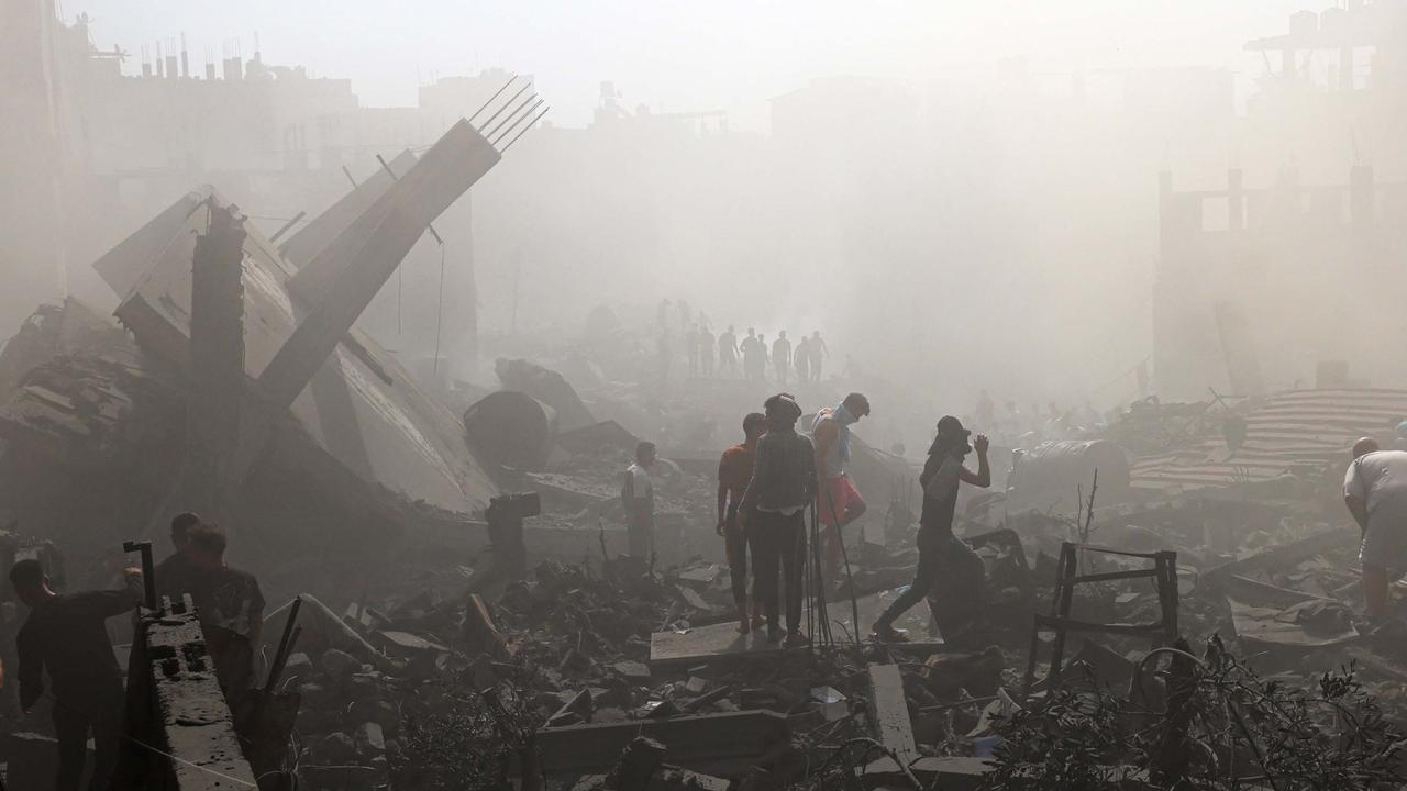 Evakuasi Korban Serangan Israel di Khan Younis