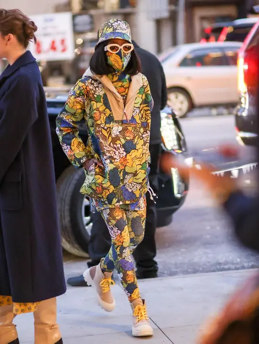 Ziwe memakai jaket anorak half-zip, legging, bucket hat bermotif Tory Sport yang dilengkapi degan kacamata cate0eye dan sepatu boot camp. (Foto: Tory Burch)