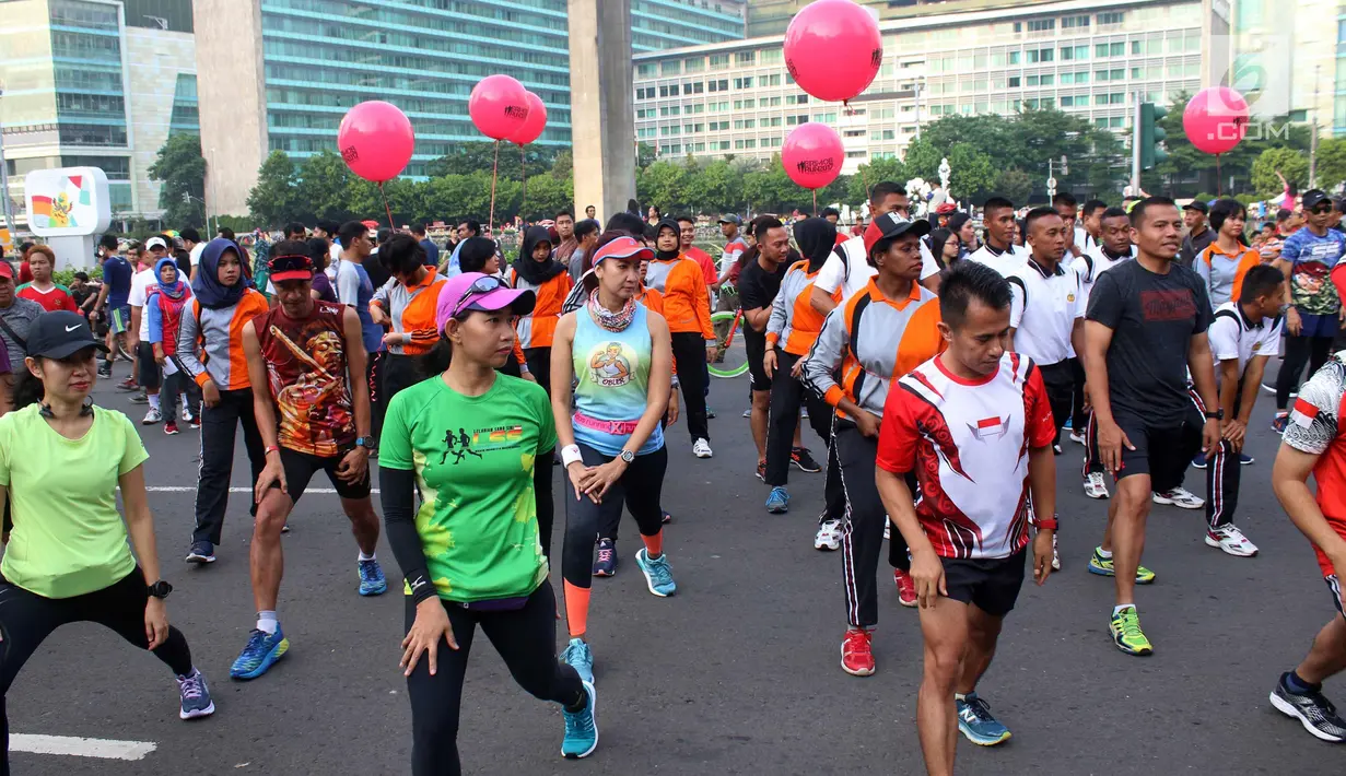 Peserta sosialisasi pelaksanaan Brimob run 2017 di Bundaran HI, Jakarta, Minggu (5/11). Brimob akan menggelar lomba lari dalam rangka memperingati HUT-nya ke-72, 3 Desember 2017 mendatang. (Liputan6.com/Angga Yuniar)