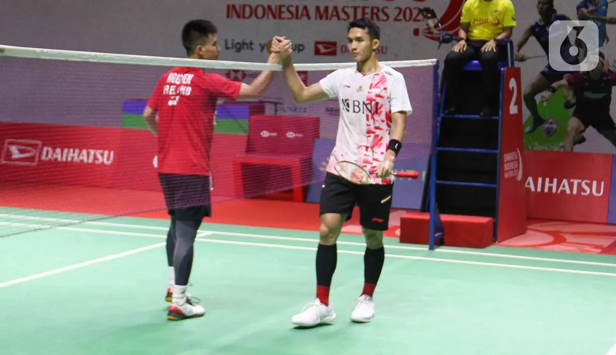 Pebulu tangkis tunggal putra Indonesia Jonatan Christie bersalaman wakil Irlandia Nhat Nguyen seusai babak 32 besar Indonesia Masters 2023 di Istora Senayan, Jakarta, Rabu (25/1/2023). onatan Christie harus bermain tiga game, 21-23, 21-11, dan 21-6, sebelum resmi mengamankan tiket ke babak 16 besar. (Liputan6.com/Herman Zakharia)