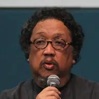 Didi Petet pernah meraih penghargaan sebagai Pemeran Pembantu Terbaik di ajang Film Indonesia berkat film Cinta Anak Zaman. (via hedgy.com)