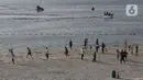 Beberapa pengunjung menikmati suasana pantai dengan menggunakan speedboat. (Liputan6.com/Angga Yuniar)