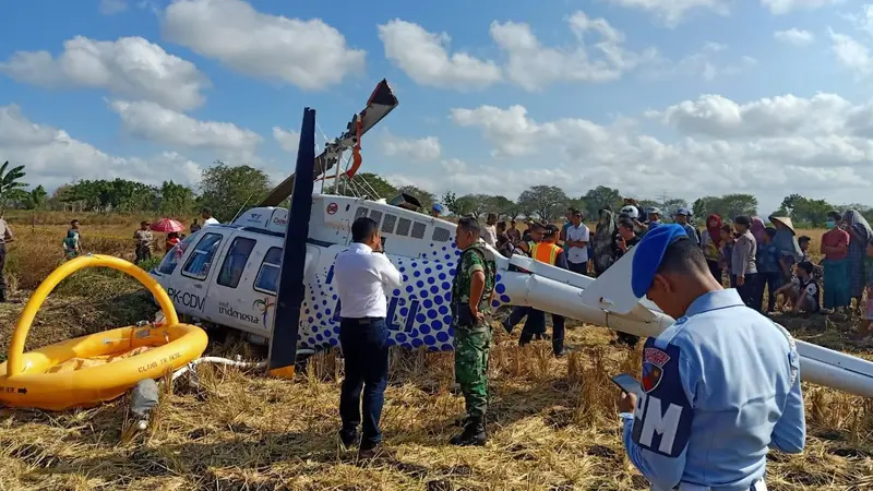 Insiden jatuhnya helikopter yang dioperasikan oleh PT Carpediem Air di Desa Kawo, Pujut, Lombok Tengah, Minggu (14/7/2019). (Dok Kemenhub)