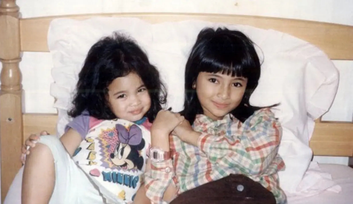 Bintang sinetron Kisah Kasih di Sekolah, Marshanda yang mengenakan baju kotak-kotak. Tidak sedikit yang bilang imutnya tak luntur hingga sekarang telah memiliki seorang anak.