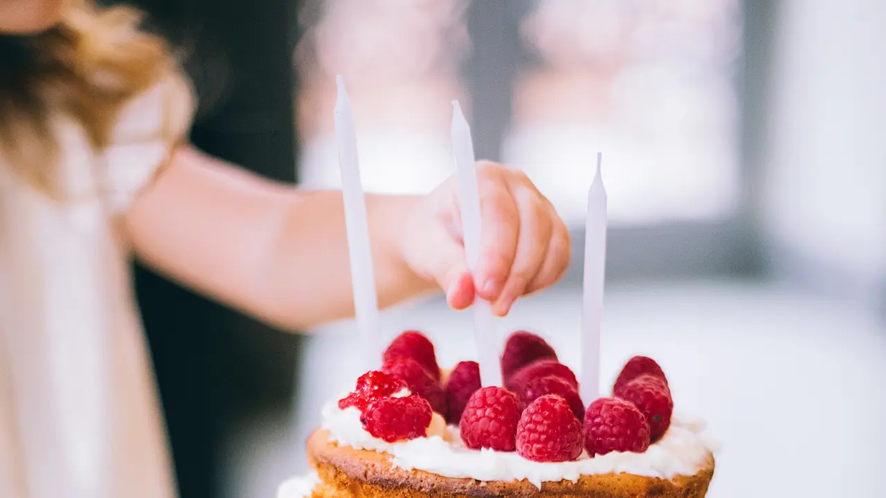 Sedih! Kue Ulang Tahun Bocah Ini Hanya Pisang, Alasannya Bikin Pilu