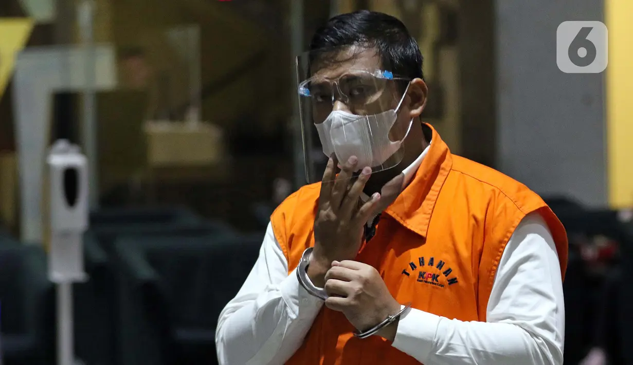 Ketua Pelaksana Tim Uji Tuntas Perizinan Usaha Perikanan Budi Daya Lobster pada Kementerian Kelautan dan Perikanan, Andreau Misanta Pribadi usai menjalani pemeriksaan di Gedung KPK Jakarta, Jumat (11/12/2020). Andreau diduga terlibat dalam suap ekspor benih lobster. (Liputan6.com/Helmi Fithriansyah)