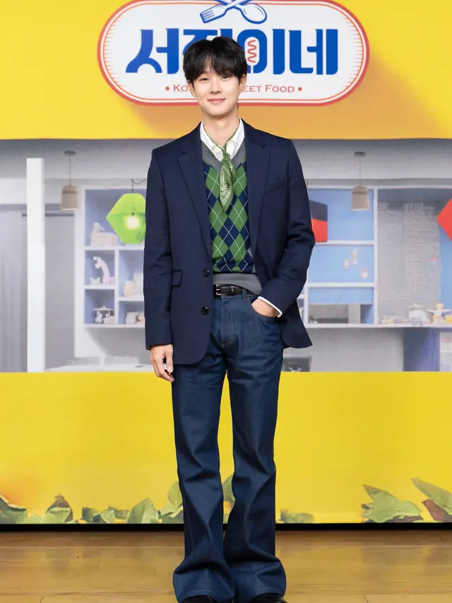 Choi Woo Shik dalam konferensi pers Jinny's Kitchen. (Foto: tvN via Prime Video)