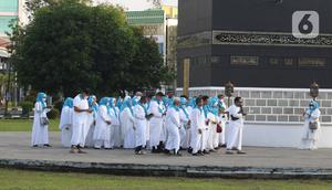 Sejumlah calon jemaah melakukan Tawaf saat manasik (latihan) haji di Asrama Haji Pondok Gede, Jakarta, Senin (23/5/2022). Latihan manasik haji tersebut untuk membekali para calon jemaah haji dan umrah terkait pemahaman tata cara pelaksanaan ibadah secara mandiri ketika di tanah suci. (Liputan6.com/Herman Zakharia)