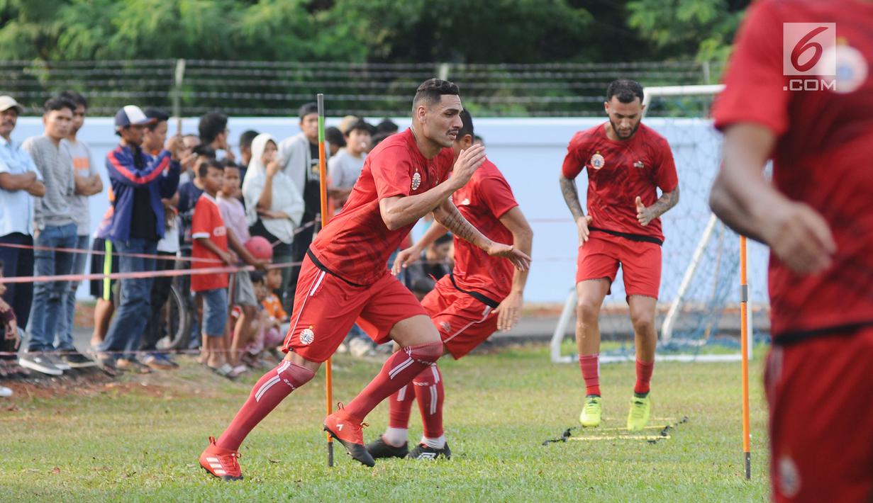 Pemain asing Persija asal Brasil, Jaimerson da Silva Xavier saat latihan di Lapangan Sutasoma, Halim Perdanakusuma, Jakarta, Jumat (29/12). Sebelumnya, mantan pemain Santa Cruz itu menjalani tes kesehatan dan fisik. (Liputan6.com/Helmi Fithriansyah)