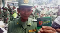 Sahri, salah seorang anggota Linmas Kota Malang ini sudah aktif sebagai pertahanan sipil sejak masa Orde Baru (Liputan6.com/Zainul Aririfn)