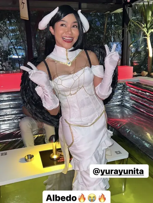 Yuri Yunita tampik sebagai Albedo, mengenakan atasan korset dan skirt ruffle putihnya. Lengkap dengan hiasa dan hiasan kepala tanduknya. Credit: (@fadiljaidi)