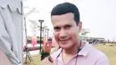 Pria berlesung pipi ini membagikan momen kebersamaan dengan burung kesayangannya tidak hanya di rumah. Saat beraktivitas di luar ruangan, Adam mengajak burungnya tanpa takut akan terbang. Hal itu menggambarkan bahwa ikatan batin antara sang artis dan hewan peliharaannya tersebut begitu kuat. (Liputan6.com/IG/@adam_jordanreal)