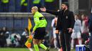Pelatih AC Milan, Gennaro Gattuso memberi instruksi pada pemainnya saat bertanding melawan Genoa pada lanjutan Liga Serie A Italia di Stadion Luigi Ferraris di Genoa, (11/3).  Milan menang 1-0 atas Genoa. (Simone Arveda/ANSA via AP)