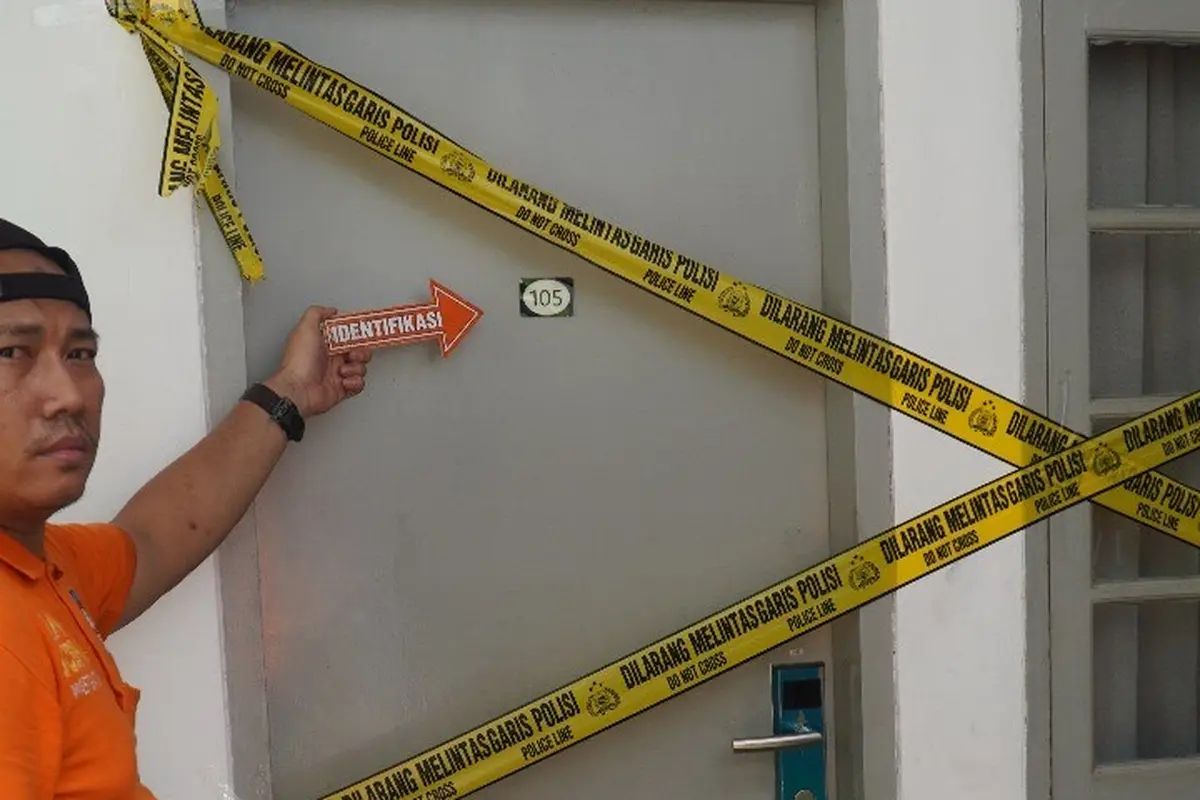 Pegawai Negeri Sipil (PNS) Kementerian Luar Negeri (Kemlu) berinisial ADP (39) ditemukan tewas di dalam kamar indekos Guest House Gondia, Jalan Gondangdia Kecil, Menteng, Jakarta Pusat, Selasa (8/7/2025). (Liputan6.com/Ady Anugrahadi)
