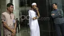 Hansamu Yama Pranata (tengah), berbincang dengan Evan Dimas Darmono (kiri) dan asisten pelatih, Wolfgang Pikal, jelang menjalankan sholat Jumat di masjid dekat Hotel Grand Fourwings, Bangkok, Thailand, Jumat (16/12/2016). (Bola.com/Vitalis Yogi Trisna)