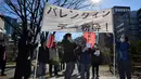 Sekelompok pria Jepang membawa spanduk turun ke jalan mengadakan demonstrasi anti-Valentine di Tokyo, Minggu (12/1). Aksi para pria anggota ‘Kakuhido’ tersebut jmenuai perhatian pejalan kaki usai mereka meneriakkan berbagai yel. (KAZUHIRO NOGI/AFP)