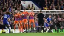 Bek Chelsea, David Luiz melakukan tendangan bebas saat berhadapan dengan Manchester City pada lanjutan Liga Inggris di Stamford Bridge, London, (6/4). Chelsea menang atas City dengan skor 2-1. (AFP Photo / Glyn Kirk)