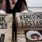 Petani dari kawasan Pegunungan Kendeng, Kabupaten Rembang, Jawa Tengah, melakukan aksi protes memasuki hari ke keenam mencor kaki dengan semen di kantor LBH Jakarta, Jakarta Pusat, Sabtu (18/3). (Liputan6.com/Johan Tallo)
